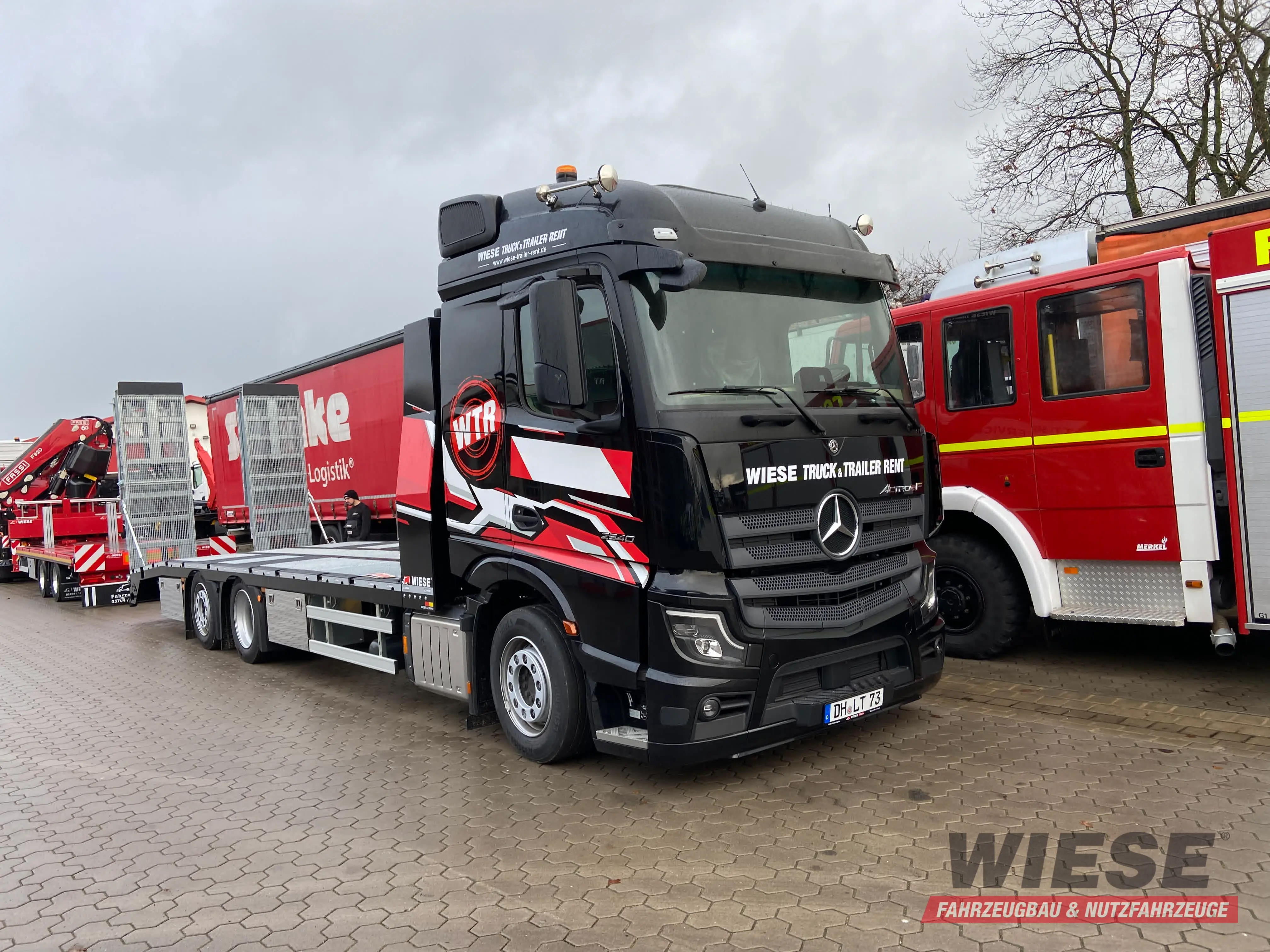 Mercedes-Benz LKW Arbeitsbühnentransporter von Wiese Trailer Rent in Petershagen mieten ab 3300.00€