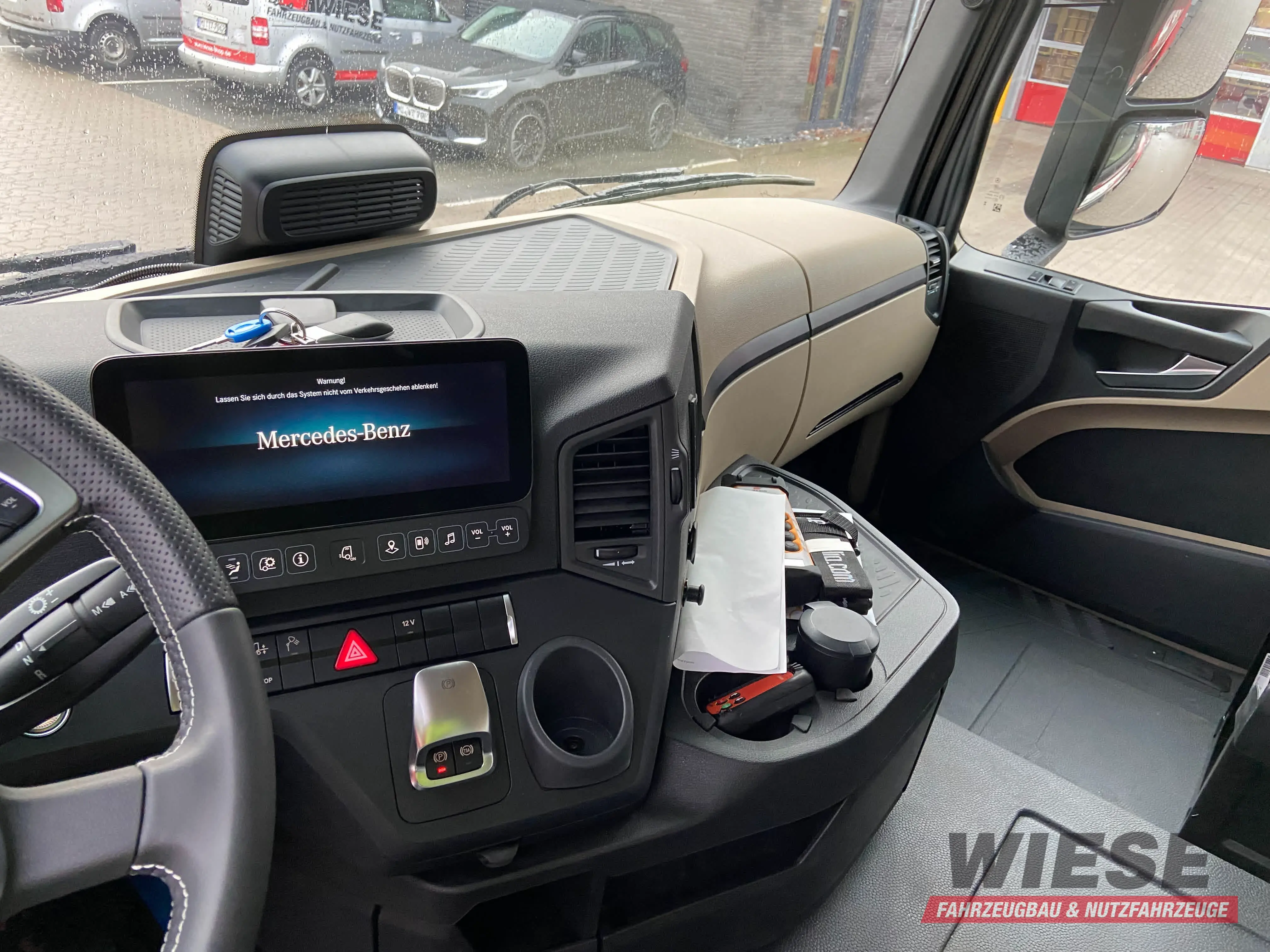 Mercedes-Benz LKW Arbeitsbühnentransporter von Wiese Trailer Rent in Petershagen mieten ab 3300.00€