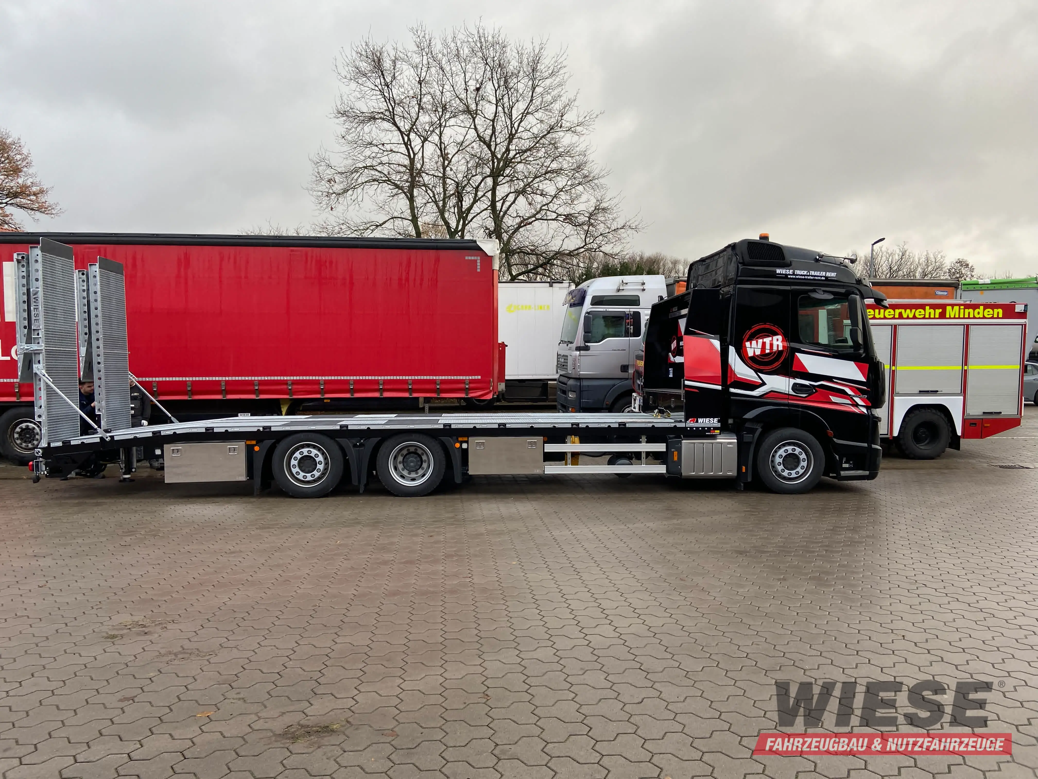 Mercedes-Benz LKW Arbeitsbühnentransporter von Wiese Trailer Rent in Petershagen mieten ab 3300.00€