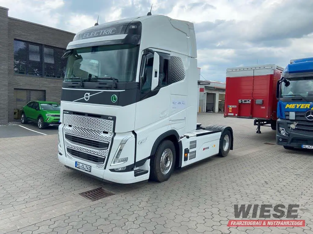 Volvo FH Elektro von Wiese Trailer Rent in Petershagen mieten ab 4500.00€