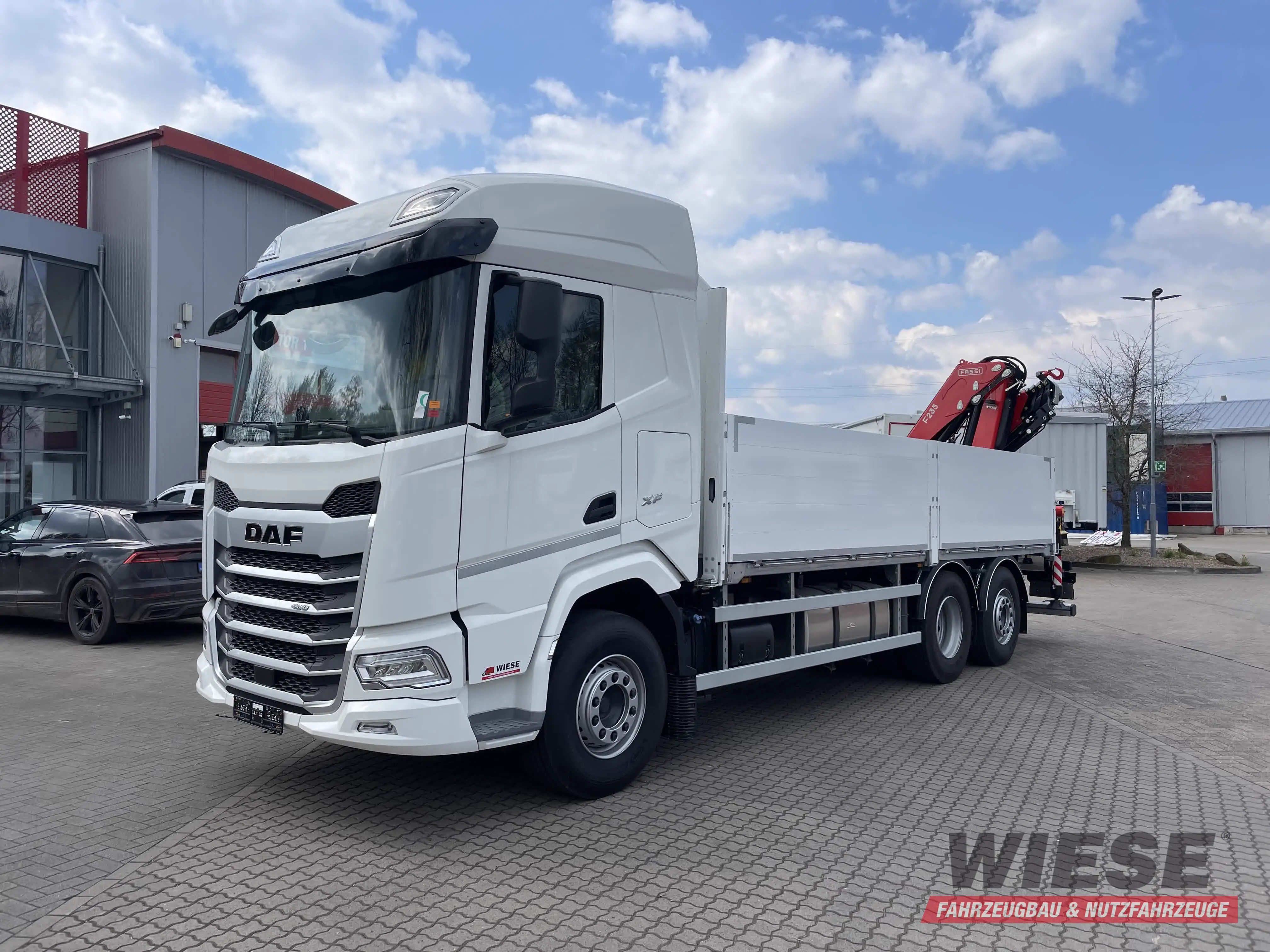 DAF Baustoffpritsche mit Fassi Ladekran F235 von Wiese Trailer Rent in Petershagen mieten ab 4025.00€
