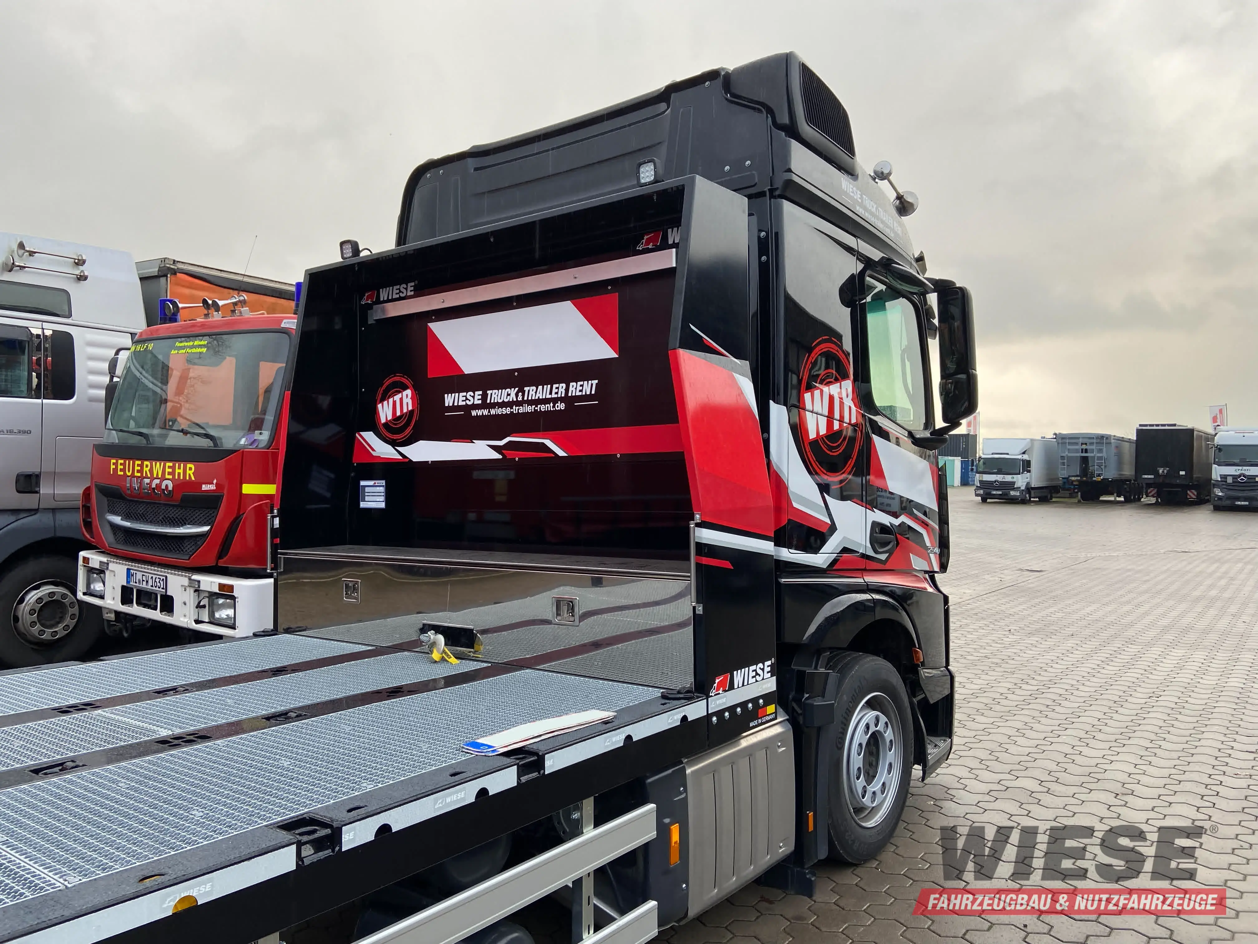 Mercedes-Benz LKW Arbeitsbühnentransporter von Wiese Trailer Rent in Petershagen mieten ab 3300.00€