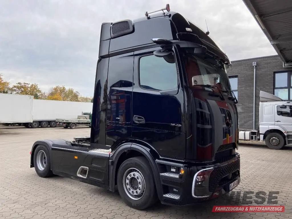 Mercedes SZM von Wiese Trailer Rent in Petershagen mieten ab 2950.00€