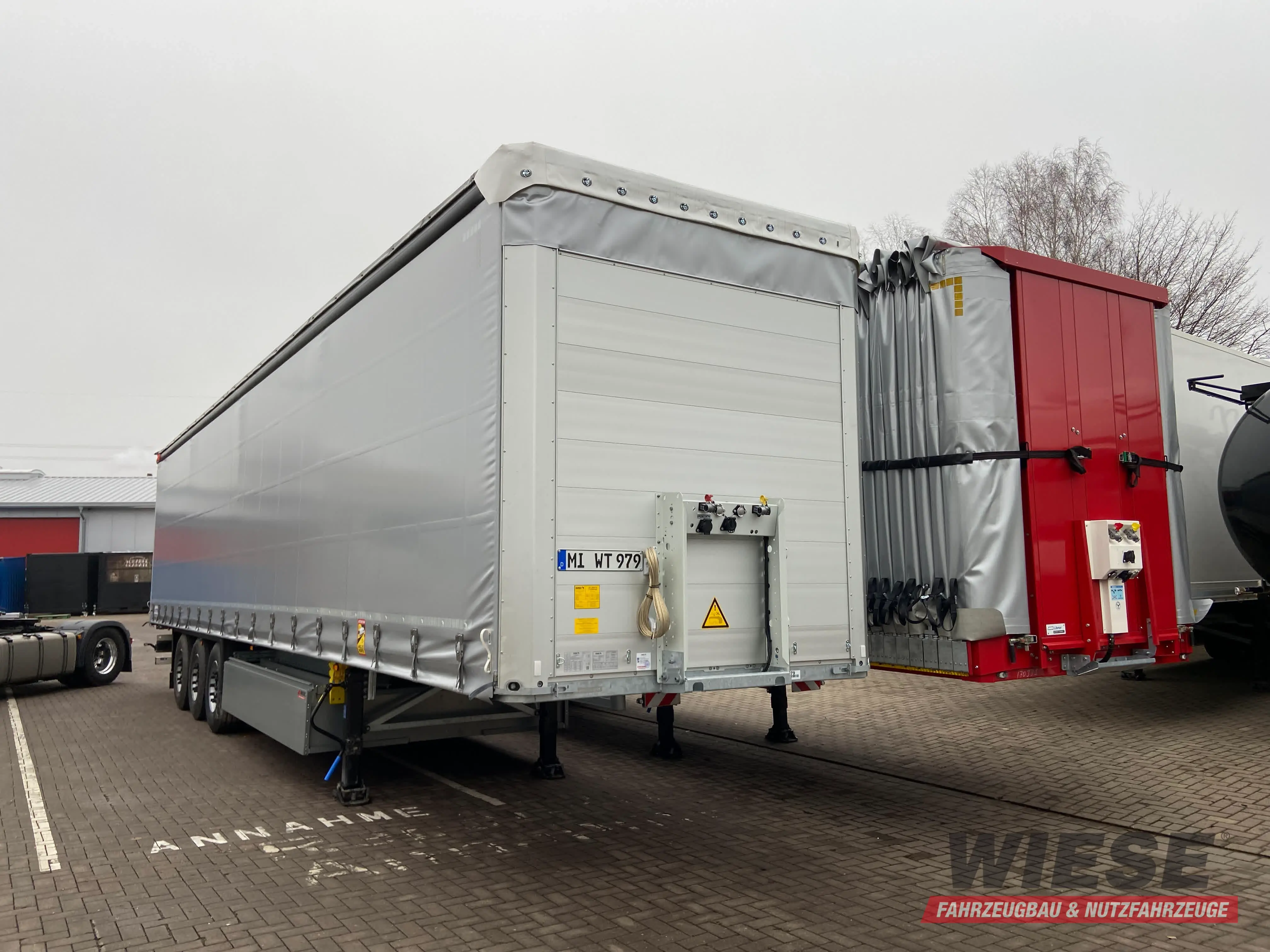 Schmitz Plane von Wiese Trailer Rent in Petershagen mieten ab 720.00€