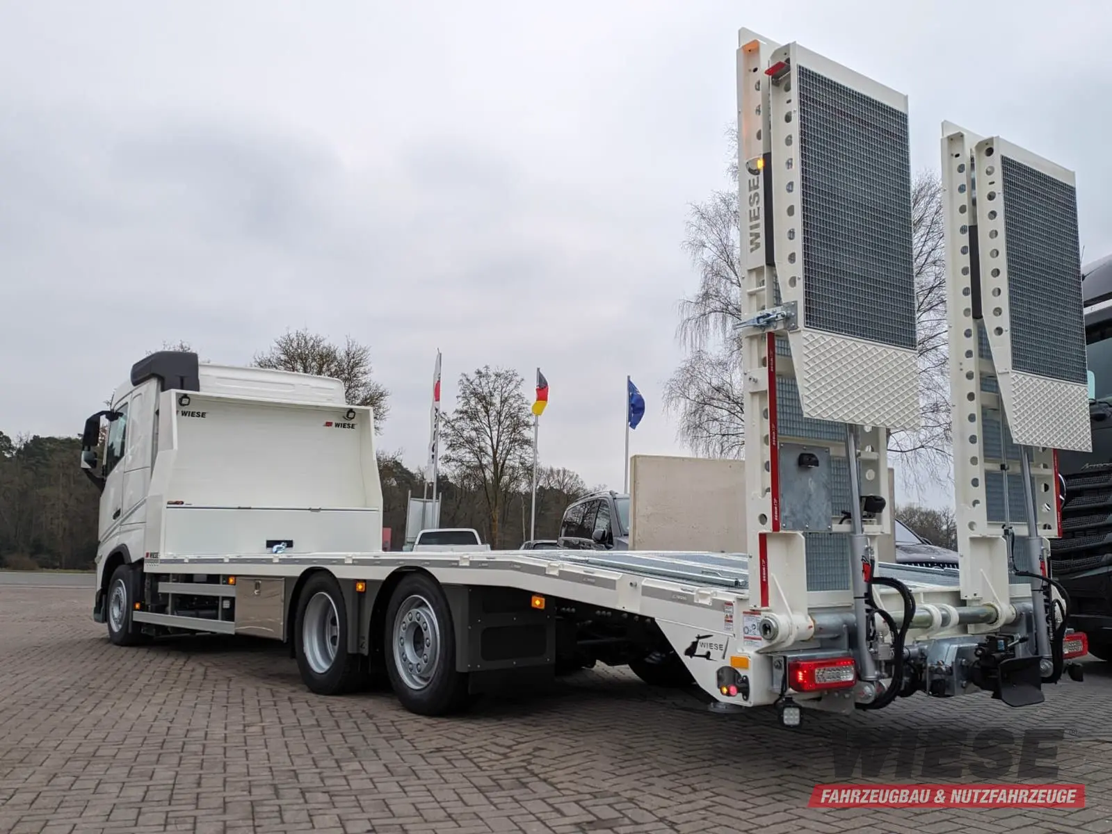VOLVO LKW  Arbeitsbühnentransporter von Wiese Trailer Rent in Petershagen mieten ab 4185.00€