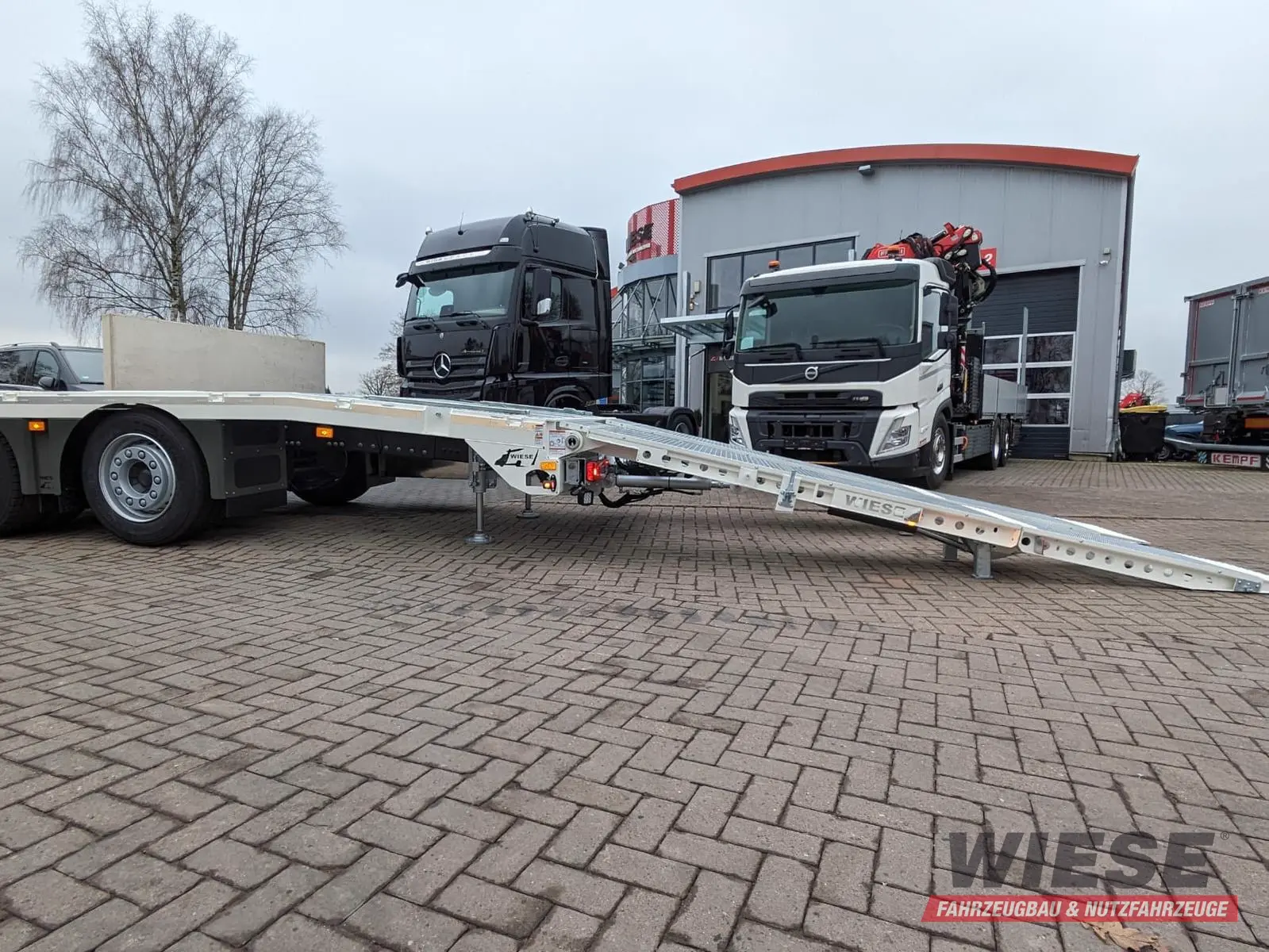 VOLVO LKW  Arbeitsbühnentransporter von Wiese Trailer Rent in Petershagen mieten ab 4185.00€