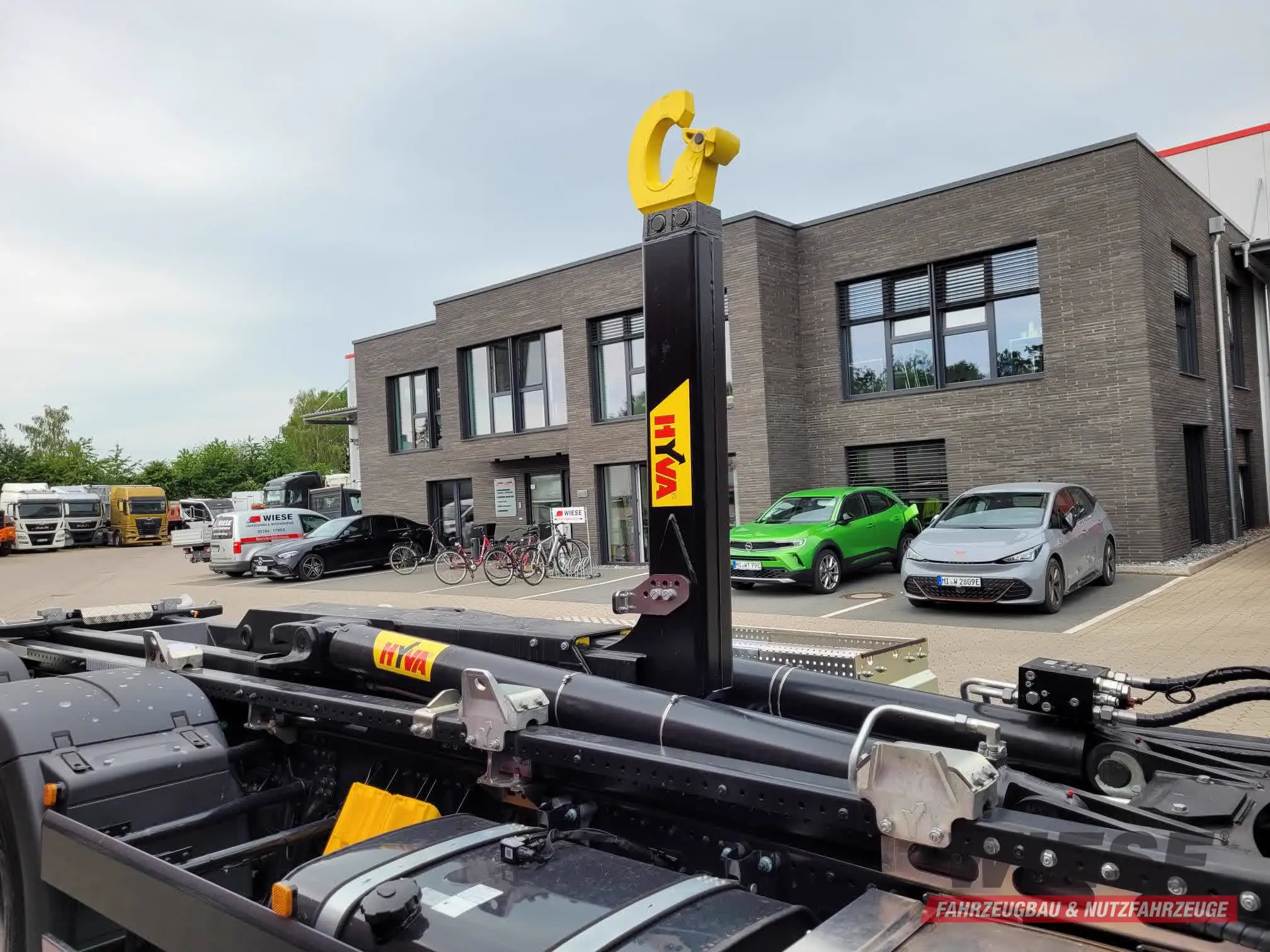 MAN LKW Hyva Abrollkipper von Wiese Trailer Rent in Petershagen mieten ab 3775.00€
