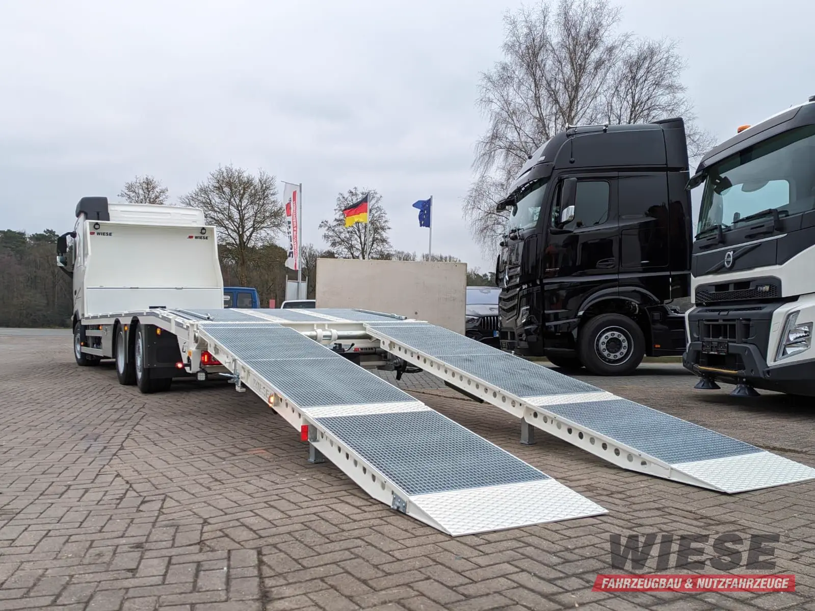 VOLVO LKW  Arbeitsbühnentransporter von Wiese Trailer Rent in Petershagen mieten ab 4185.00€