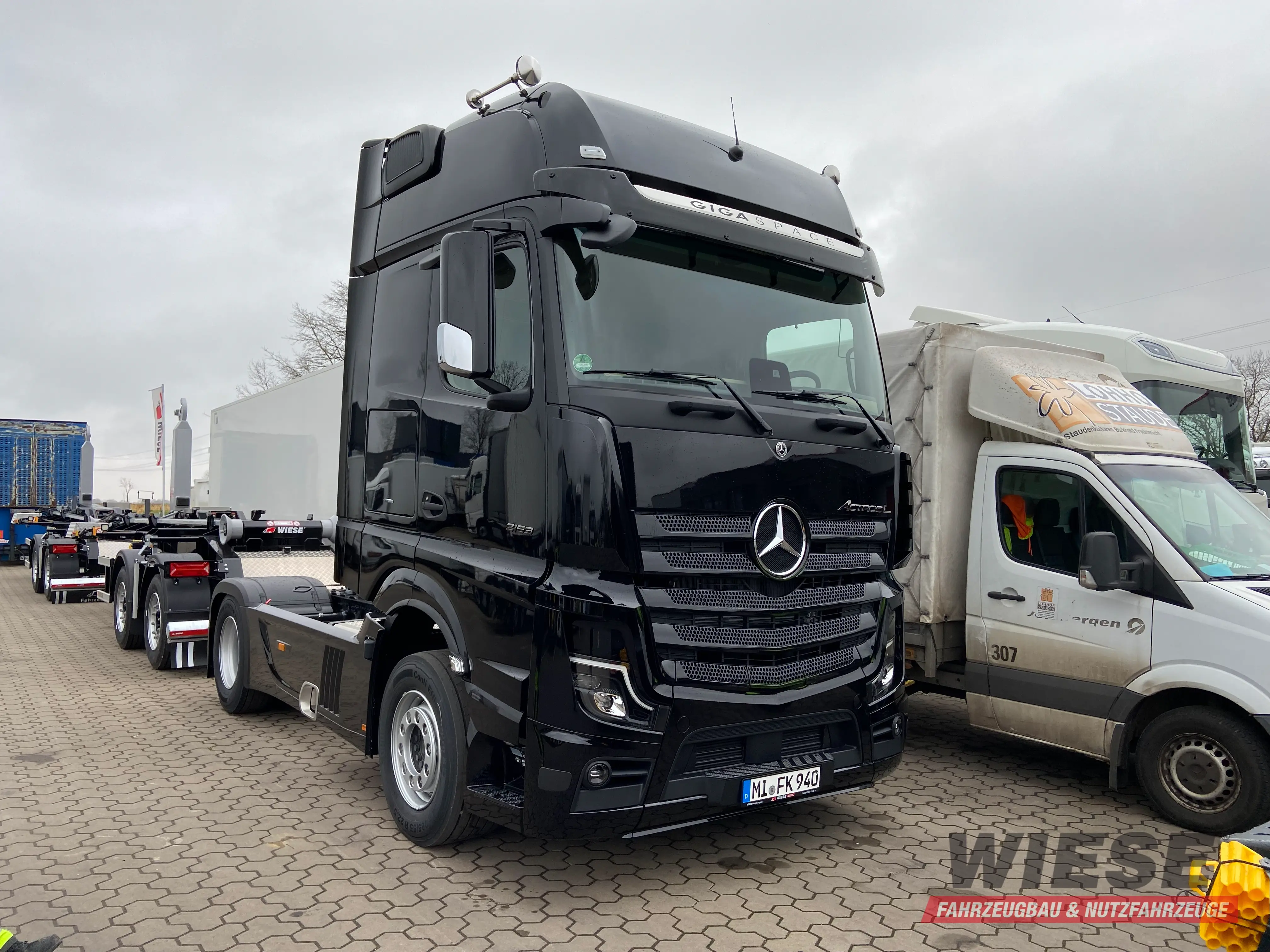 Mercedes SZM von Wiese Trailer Rent in Petershagen mieten ab 3050.00€