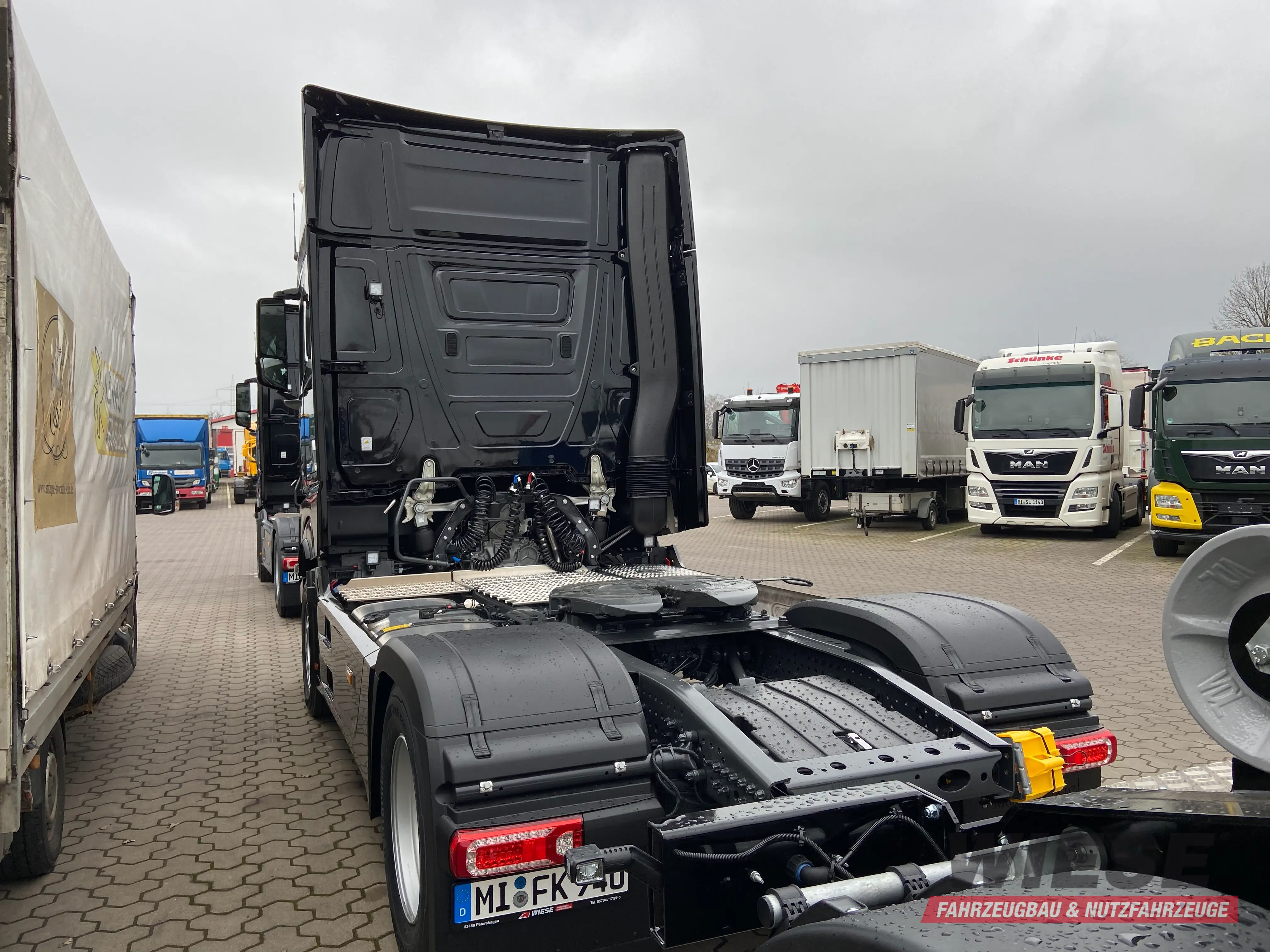 Mercedes SZM von Wiese Trailer Rent in Petershagen mieten ab 3050.00€