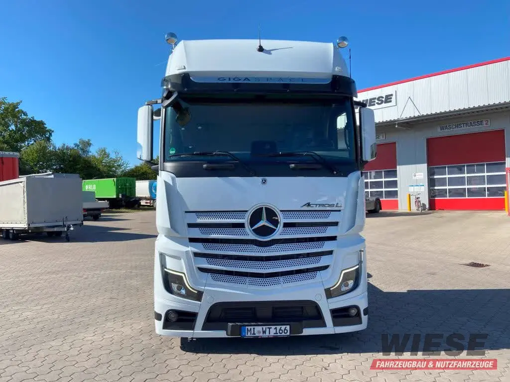 Mercedes SZM Actros von Wiese Trailer Rent in Petershagen mieten ab 3100.00€