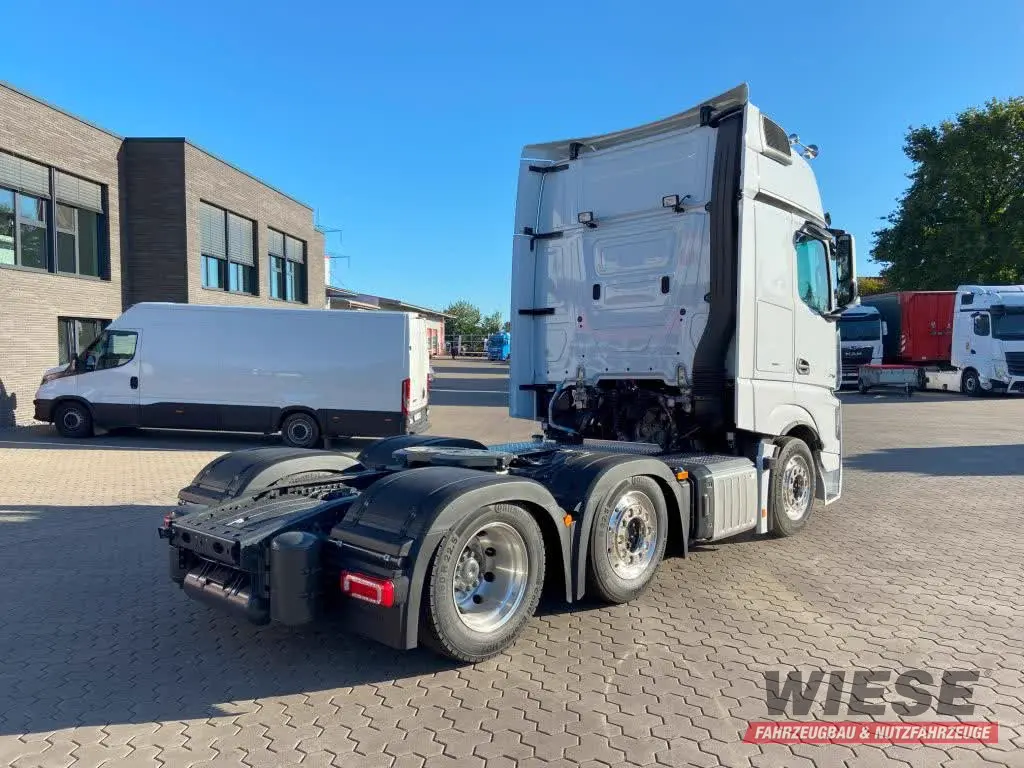 Mercedes SZM Actros von Wiese Trailer Rent in Petershagen mieten ab 3100.00€
