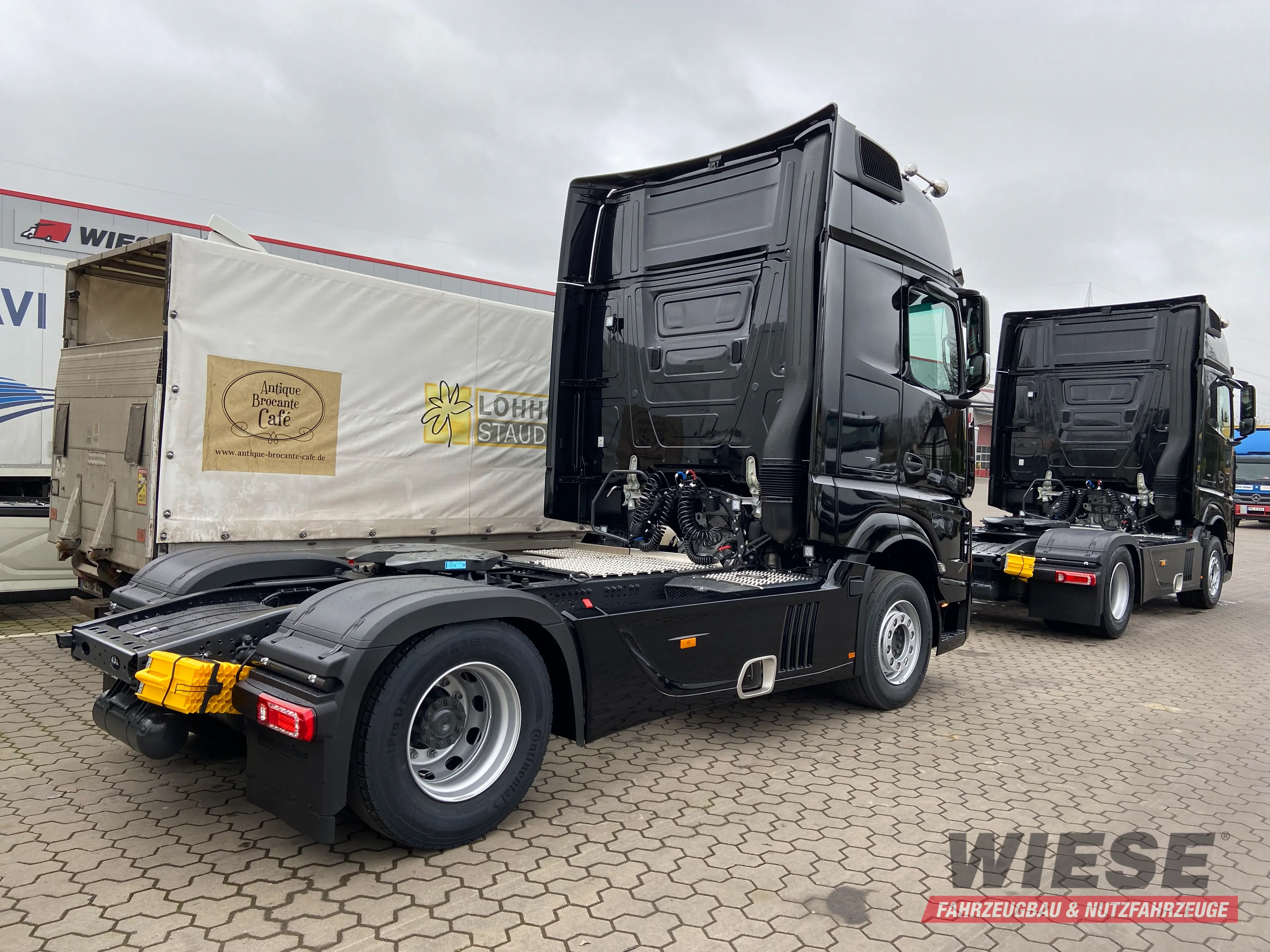 Mercedes SZM von Wiese Trailer Rent in Petershagen mieten ab 3050.00€